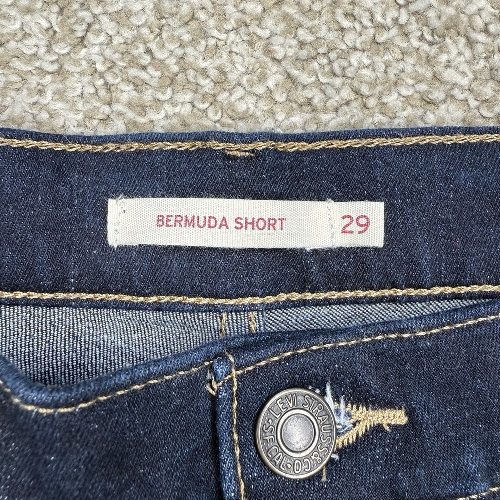 Levi's Bermuda Shorts Women's Size 29 Dark Wash Blue Denim Classic Pockets - Picture 4 of 11